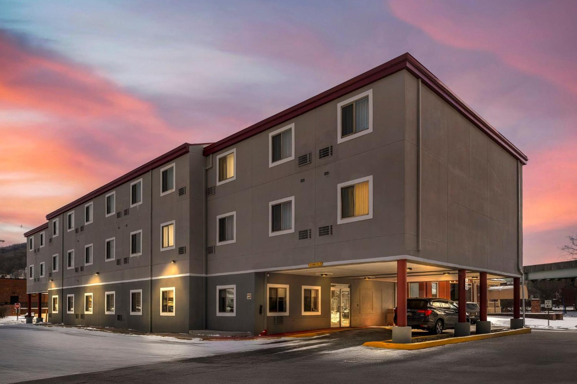Red Roof Inn Джонстаун Экстерьер фото