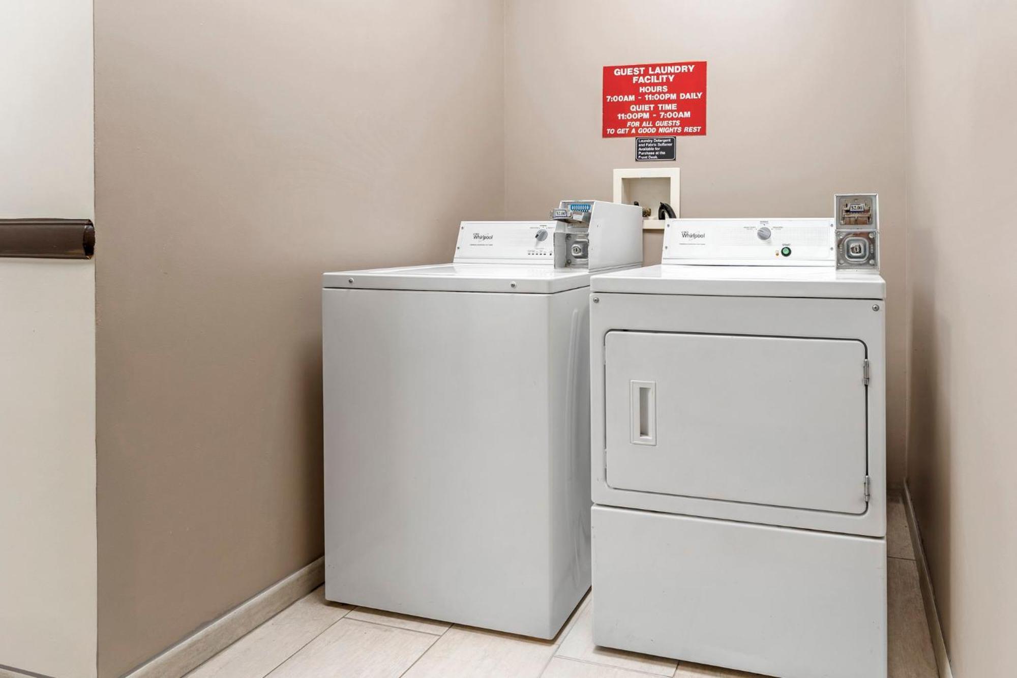 Red Roof Inn Джонстаун Экстерьер фото
