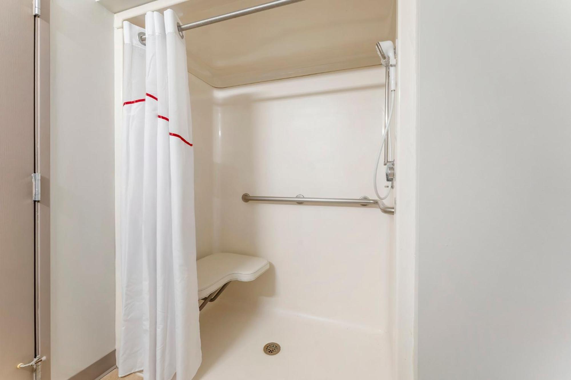 Red Roof Inn Джонстаун Экстерьер фото